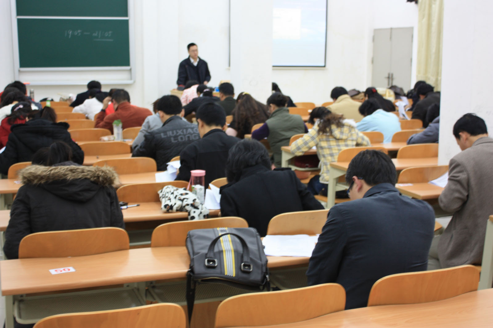 老师们认真地答卷