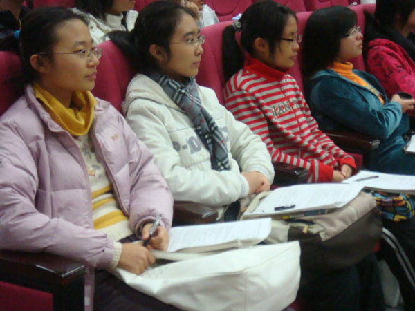 同学们认真学习