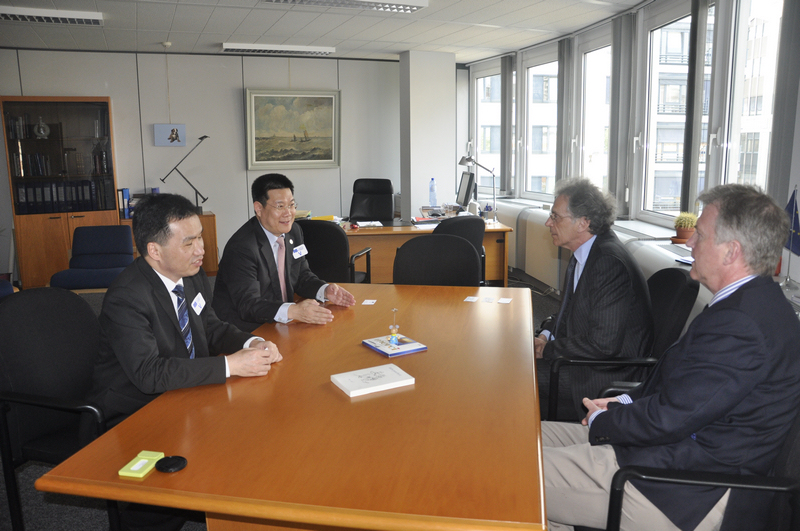 仲伟合、平洪与布莱恩•福克斯及保罗•布莱曼工作会谈 仲伟合、平洪与布莱恩•福克斯及保罗•布莱曼工作会谈