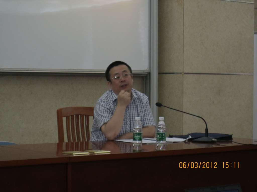 李海舰教授做报告 李海舰教授做报告