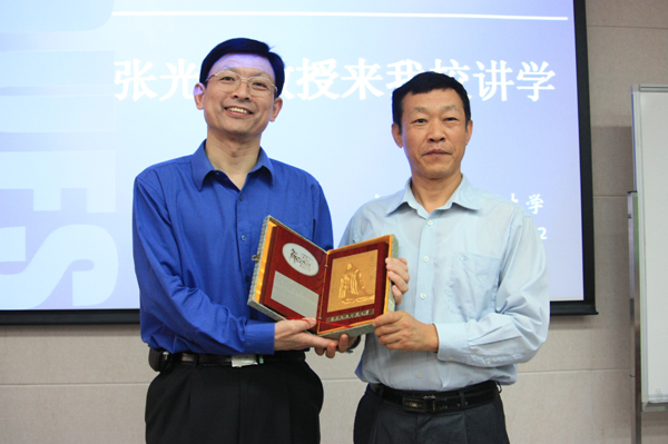 许国彬给张教授赠纪念品