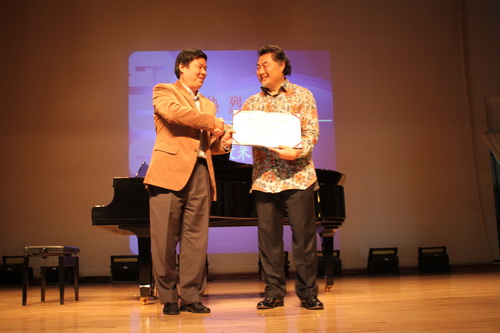 陈德萍为栾峰颁发聘书