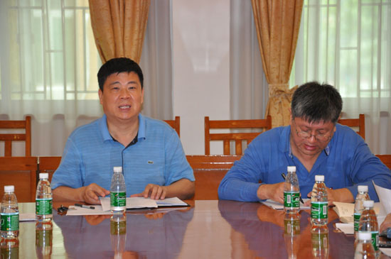 陈德萍主持会议 陈德萍主持会议