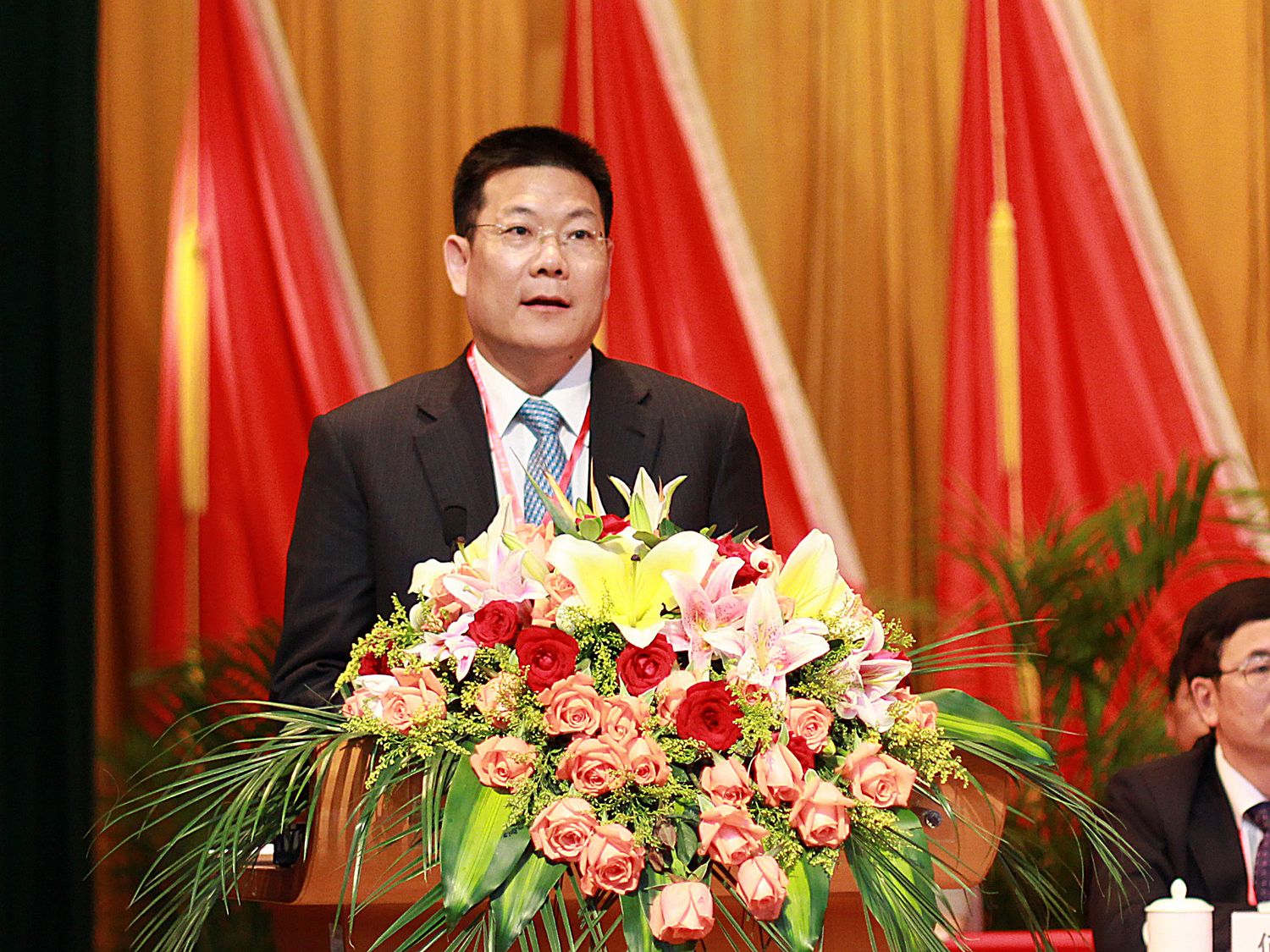 仲伟合校长主持会议 仲伟合校长主持会议