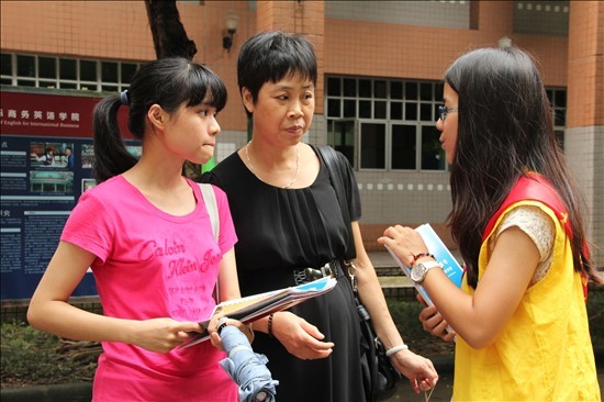 学生志愿者热情地为前来咨询的家长服务 学生志愿者热情地为前来咨询的家长服务