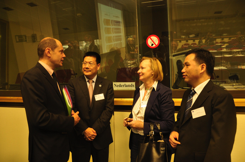 仲伟合、平洪与欧盟笔译司司长瑞迪阿斯•马迪克斯(Rytis Martikonis)及国际大学翻译学院联合会(CIUTI) 荣誉主席汉内洛蕾•李—贾克(Hannelore Lee-Jahnke)会后交流 仲伟合、平洪与欧盟笔译司司长瑞迪阿斯•马迪克斯(Rytis Martikonis)及国际大学翻译学院联合会(CIUTI) 荣誉主席汉内洛蕾•李—贾克(Hannelore Lee-Jahnke)会后交流