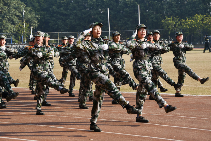 各学院方队表演.jpg
