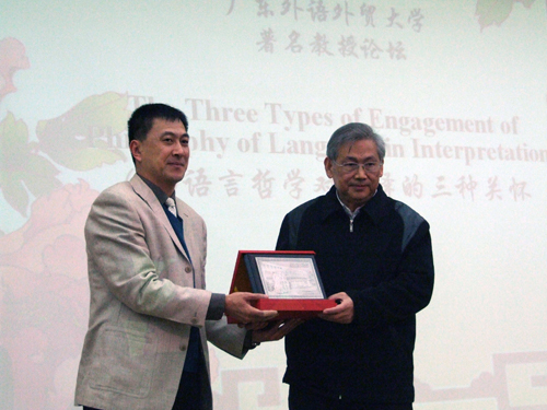 赠送礼品(咨讯中心供图)