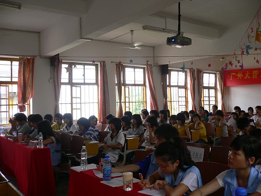 学生们期待已久的故事大赛准时开始