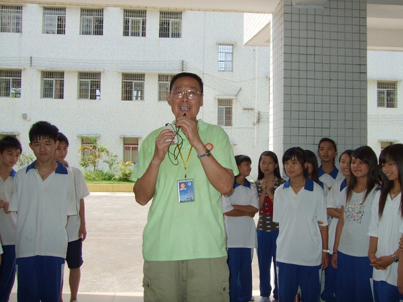 田教授为山区的孩子表演绕口令