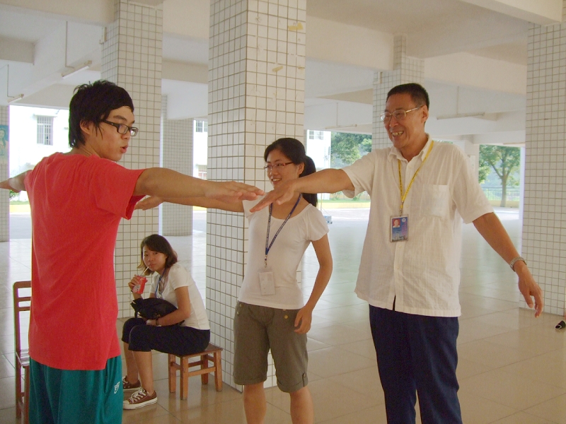 田教授热情学街舞