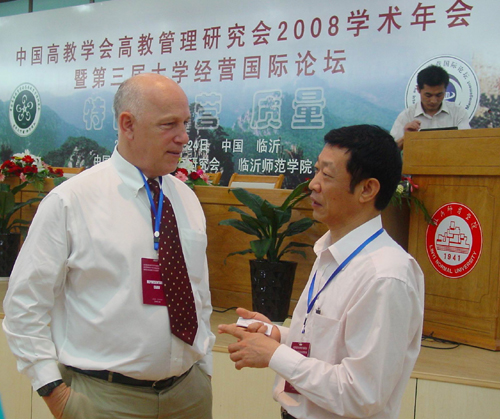 许国彬与卡普拉斯教授亲切交谈