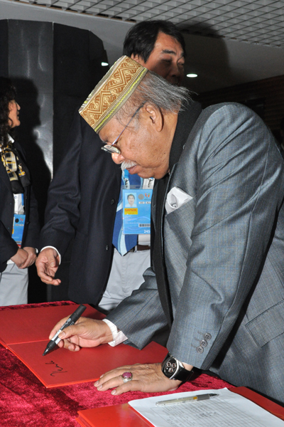 扎纳尔·阿布扎林签名留念