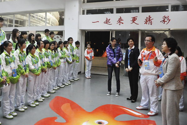 志愿者们迎接来宾