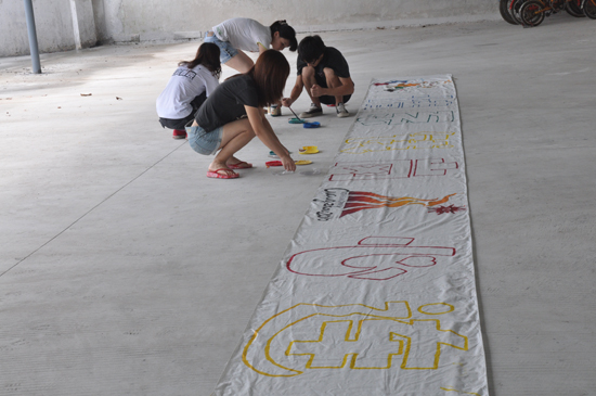 队员们在精心制作横幅