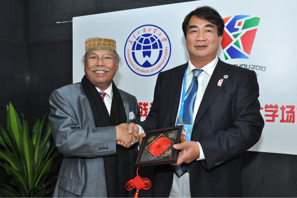 副校长陈子锐代表我校向扎纳尔·阿布扎林赠送纪念品