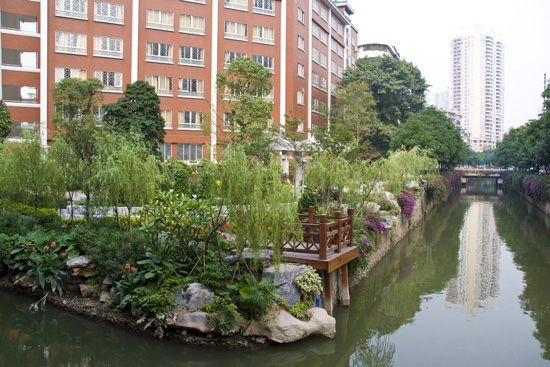 1. 一弯溪水绿”,纵没有“两岸荔枝红”的浪漫,亦有成荫的杨柳点缀着这宁静的两岸。 1. 一弯溪水绿”,纵没有“两岸荔枝红”的浪漫,亦有成荫的杨柳点缀着这宁静的两岸。