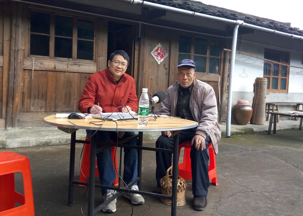 严修鸿在乡下记录方言.jpg