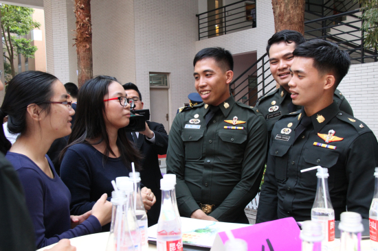 我校学生与泰方学员交流 我校学生与泰方学员交流