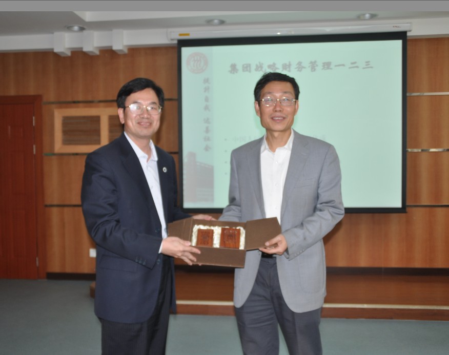 何传添副校长为王化成颁发客座教授聘书 何传添副校长为王化成颁发客座教授聘书