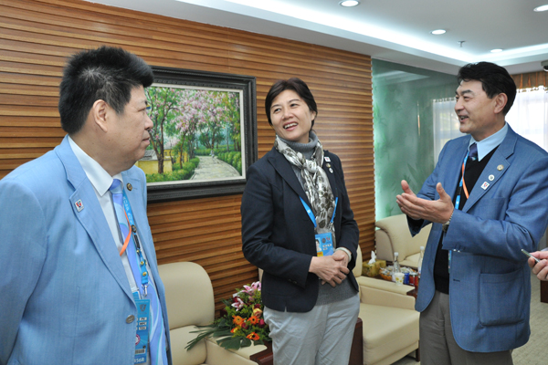 蓝松森、涂克平与场馆运行秘书长林少娜在交流