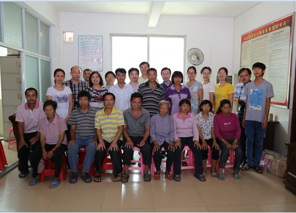 扶贫慰问第五组成员与帮扶户合影 扶贫慰问第五组成员与帮扶户合影