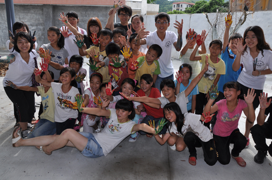 开心地留下手印