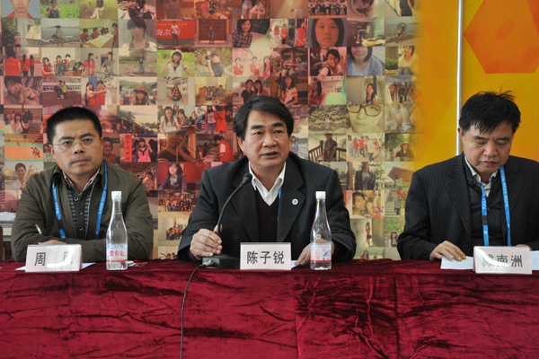 陈子锐(中)代表广外场馆向各供电局表示衷心感谢