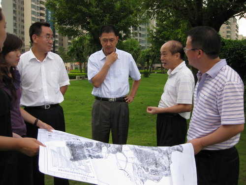 实地考察拟建学校用地及周边环境