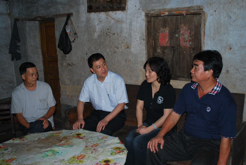 慰问河东村贫困户