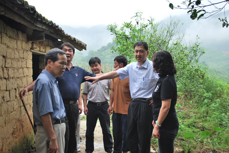考察学校扶持贫困户的脱贫项目