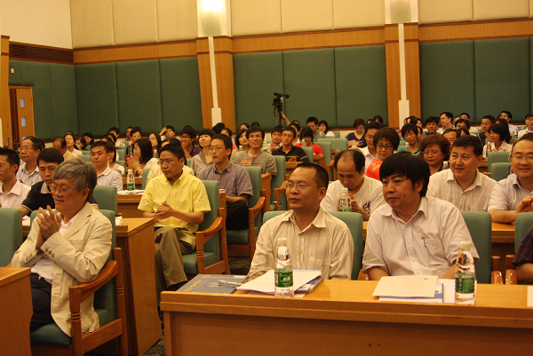 各教授认真地听着讲座