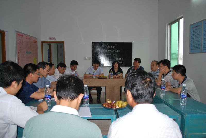 与县、镇、村干部座谈