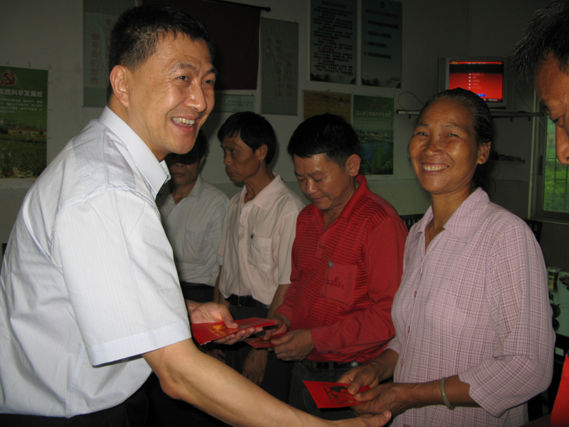 慰问讴坑村党员