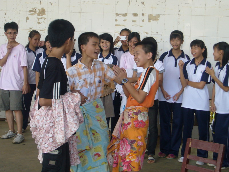 孩子们在表演戏剧