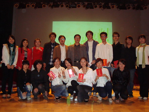 嘉宾和评委合影