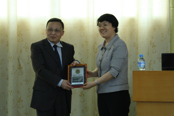 杨晓燕向陈德人赠送纪念品