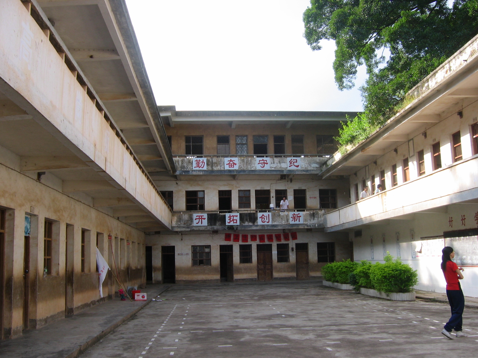 小小校园一座楼,师生楼中齐欢乐.