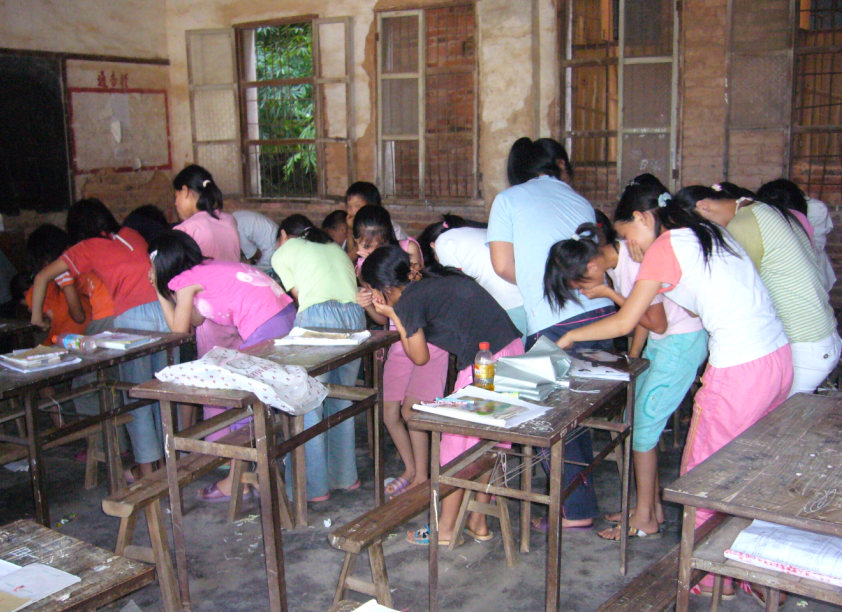 火灾自救演习--用湿布掩面奔出课室