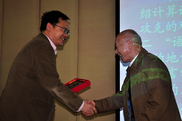 刘建达给俞士汶赠送礼物