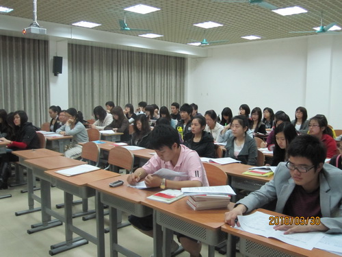 入党积极分子认真学习