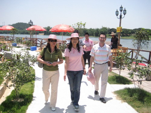 车小真考察当地环境