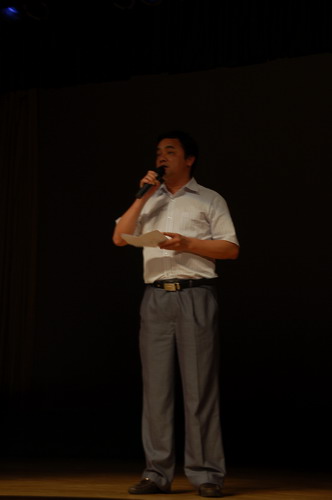 何伟儒致以节日问候