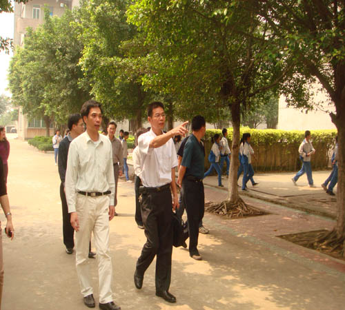 在当地领导陪同下参观学校