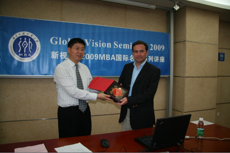 孙建军向智利教授赠送纪念品