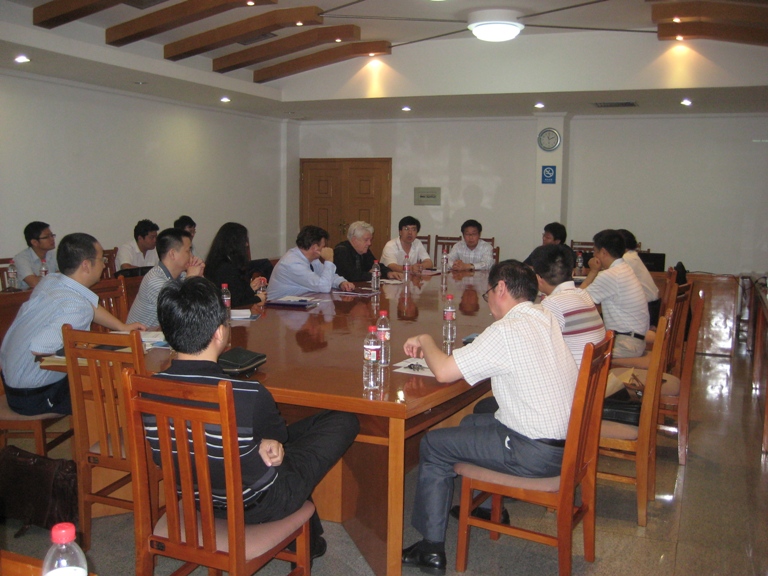 与会者在发言结束后热烈发言讨论