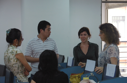 Carolina女士与教师们讨论教学问题