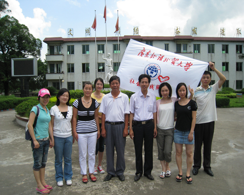 研究生队伍与当地领导合影