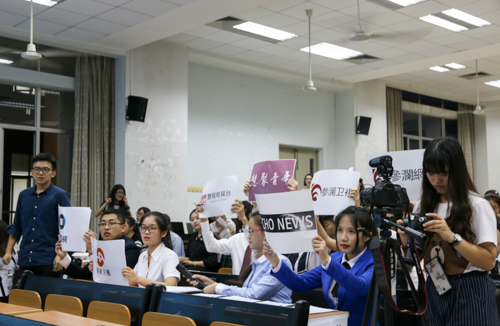 提问记者争相发问