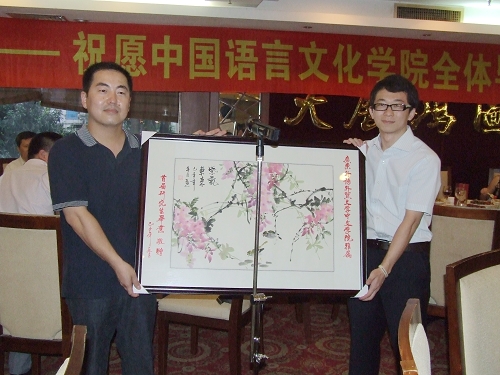 研究生代表向学院赠送纪念品